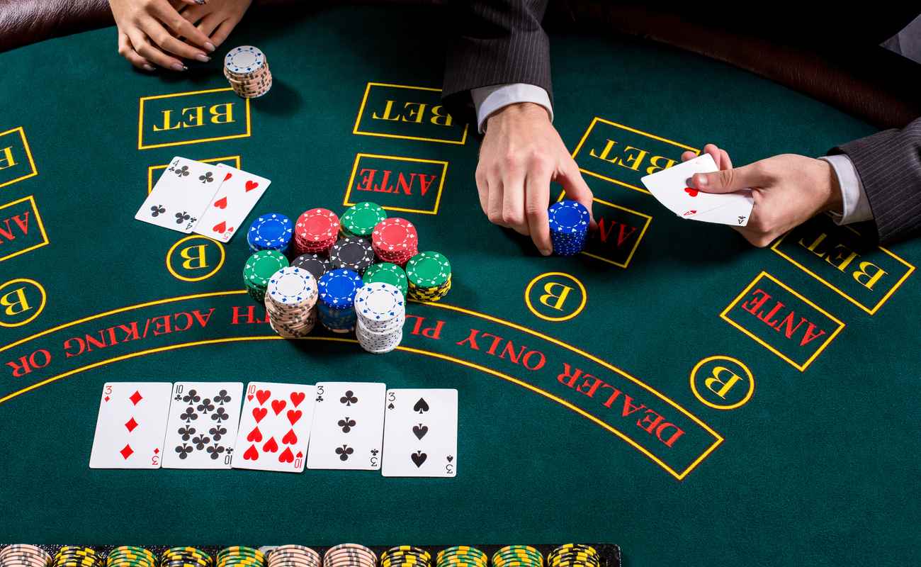 Why Online Poker Players Struggle In Live Tournaments And How To Adapt